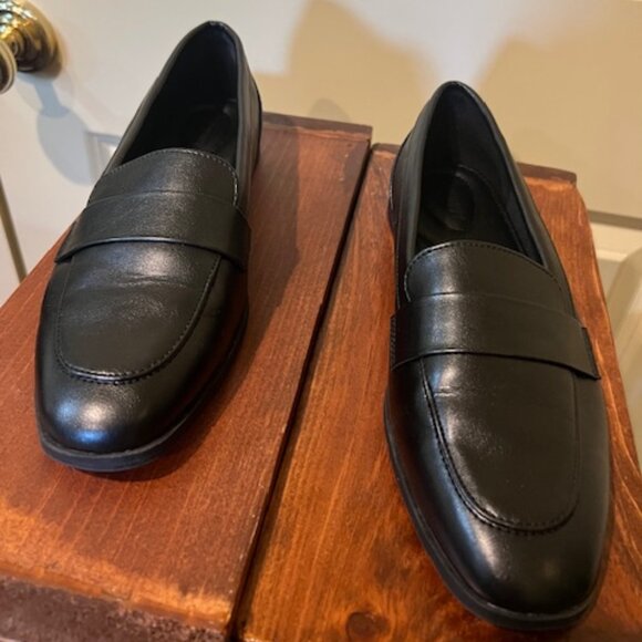 Womans Old Navy Black City Loafers - Size 7 - Picture 1 of 4